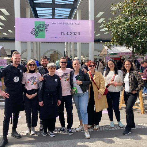 Koprsko tržnico obiskala ministrica Mateja Čalušić in okušala hrano, ki je dobila novo priložnost photo